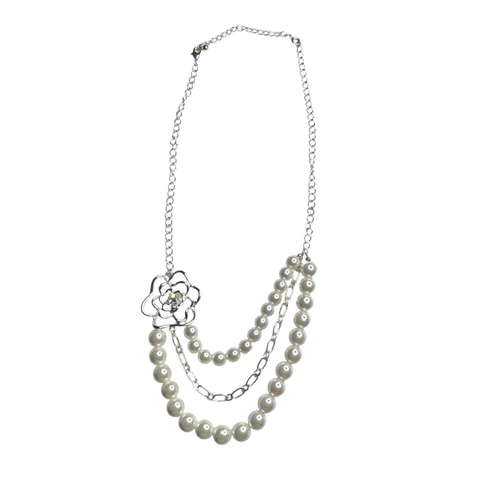 Avon Elegant Pearl and Silver Flower Necklace